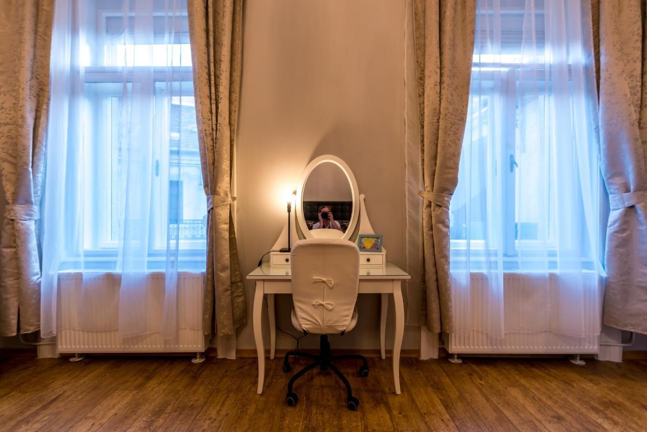 R38 - Artists Luxury * Budapest