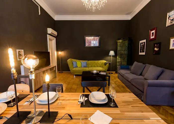 R38 - Artists luxury home