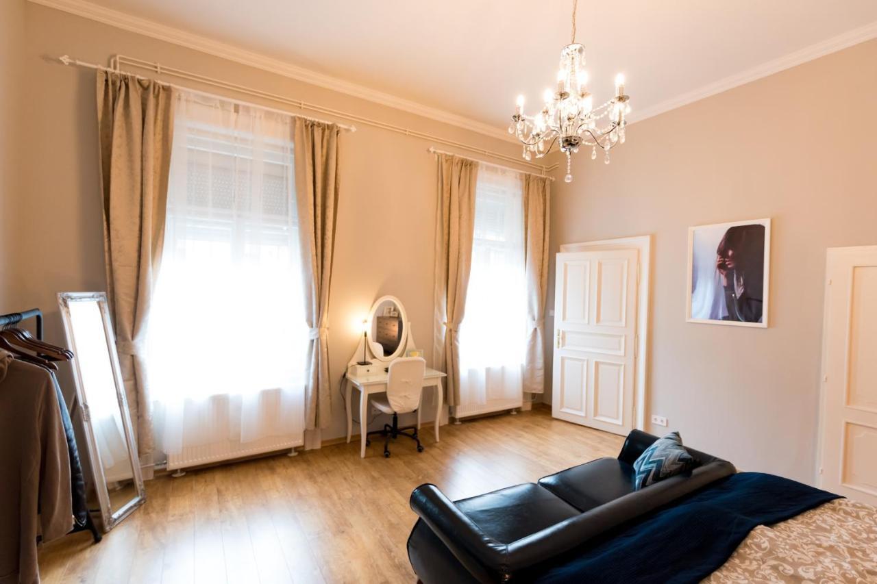 R38 - Artists Luxury * Budapešť