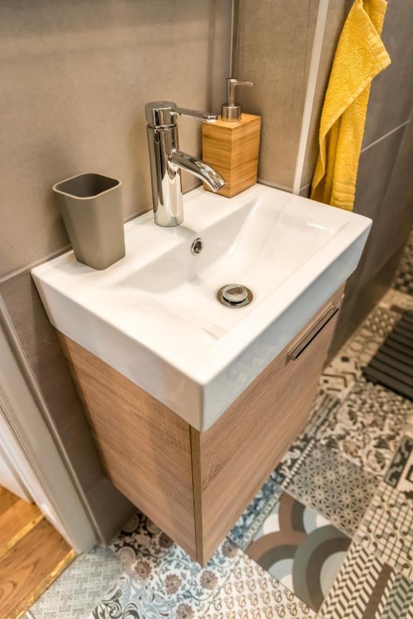 R38 - Artists Luxury * Budapešť