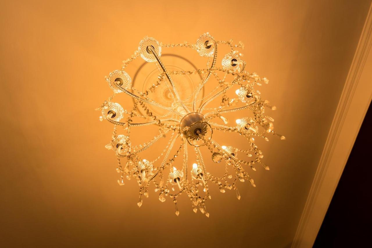 R38 - Artists Luxury * Budapešť